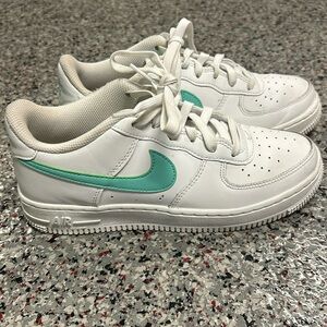 Nike Kids' Air Force 1 Sneaker Summit White/ Emerald Rise 5.5y/7w